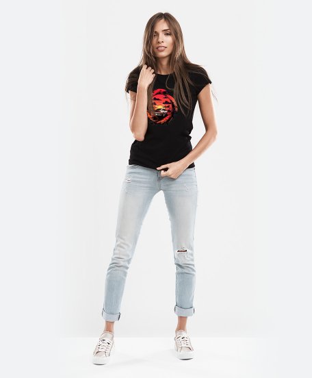 Жіноча футболка Феррарі на заході сонця