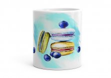 Чашка Макаруны с ягодами на голубом фоне