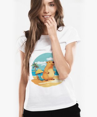 Жіноча футболка Капібара на пляжі