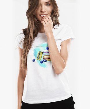 Жіноча футболка Макаруны с ягодами на голубом фоне