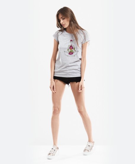 Жіноча футболка йогіня в квітах